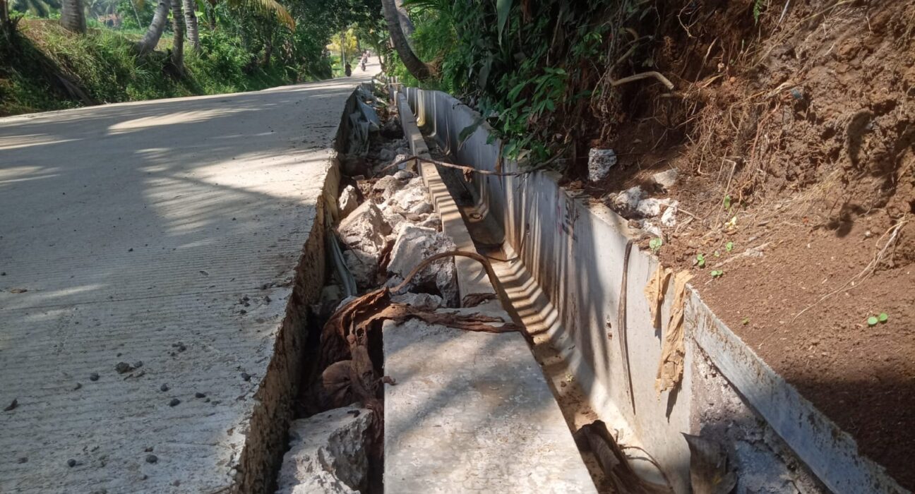 Proyek Pengecoran Jl.Lintas Desa Margalaksana - Desa Ciroyom Menurut Masyarakat Langgar UU KIP