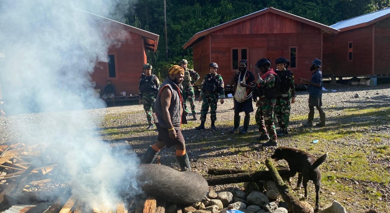 Satgas TNI Gelar Acara Adat Bakar Batu Bersama Masyarakat Kampung Banti