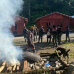 Satgas TNI Gelar Acara Adat Bakar Batu Bersama Masyarakat Kampung Banti