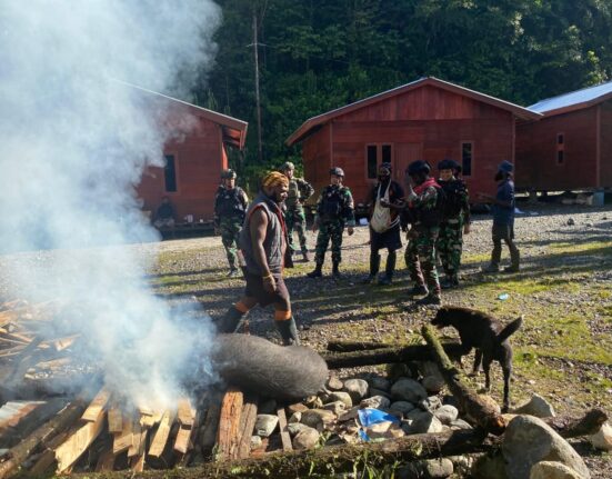 Satgas TNI Gelar Acara Adat Bakar Batu Bersama Masyarakat Kampung Banti