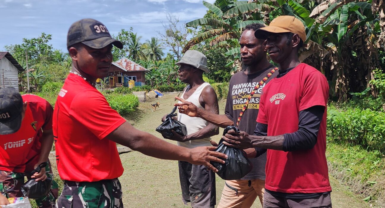 Satgas Yonif 301/Pks Ajak Warga Kampung Kanmapri Bergotong Royong dan Peduli Kebersihan Lingkungan