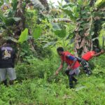 Satgas Yonif 301/Pks Ajak Warga Kampung Kanmapri Bergotong Royong dan Peduli Kebersihan Lingkungan