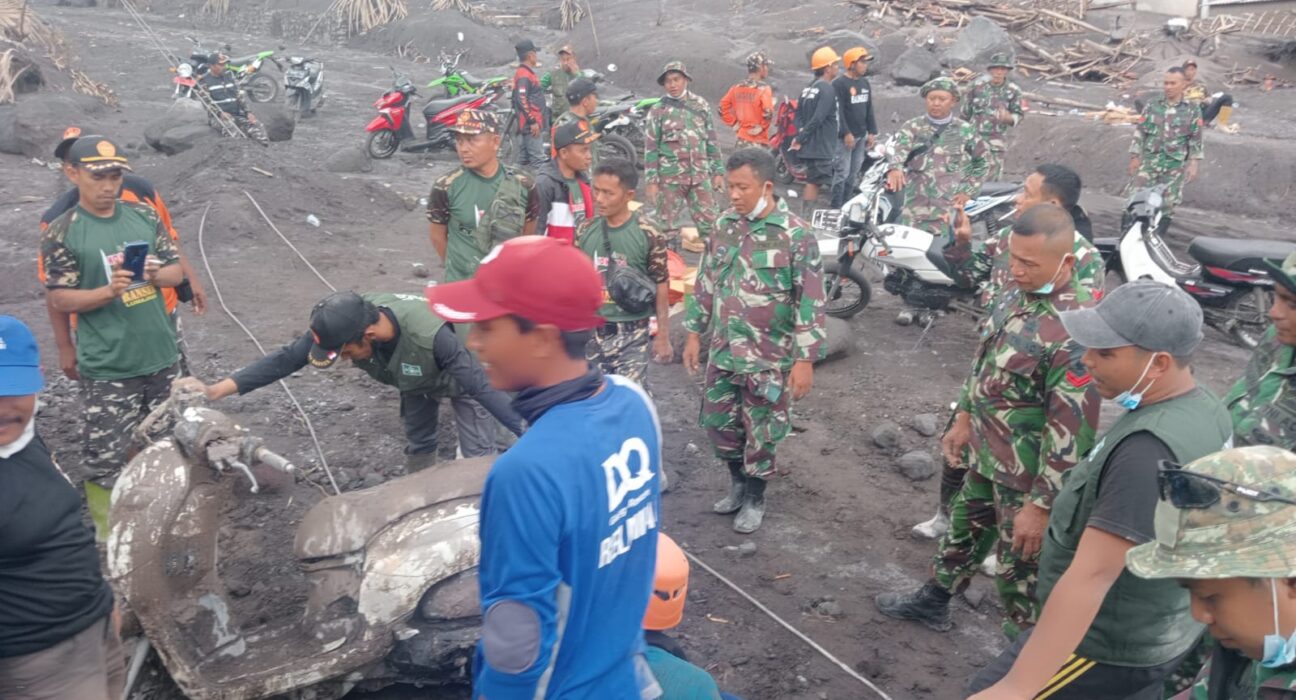 TNI Responsif Penangulangan Bencana Dampak Erupsi Semeru