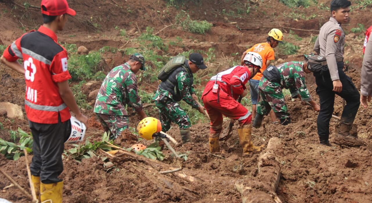 Tim Gabungan Mulai Evakuasi Korban Longsor di Desa Wargaluyu Kabupaten Bandung