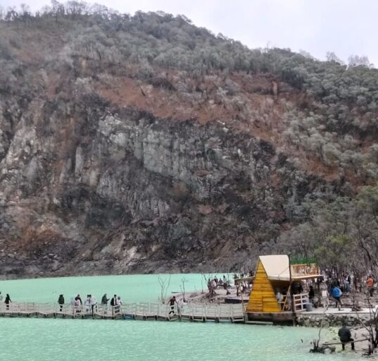 PESONA BARONGSAI DI TENGAH KEINDAHAN WISATA KAWAH PUTIH