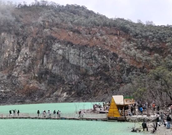 PESONA BARONGSAI DI TENGAH KEINDAHAN WISATA KAWAH PUTIH