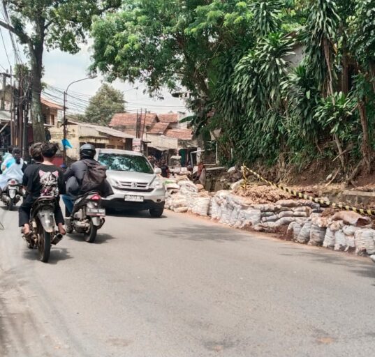 Proyek Pemasangan Pipa Air Minum ABT, PDAM Tirtaraharja di Jalan Laswi Sebabkan Kemacetan