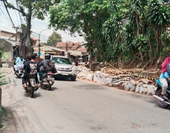 Proyek Pemasangan Pipa Air Minum ABT, PDAM Tirtaraharja di Jalan Laswi Sebabkan Kemacetan