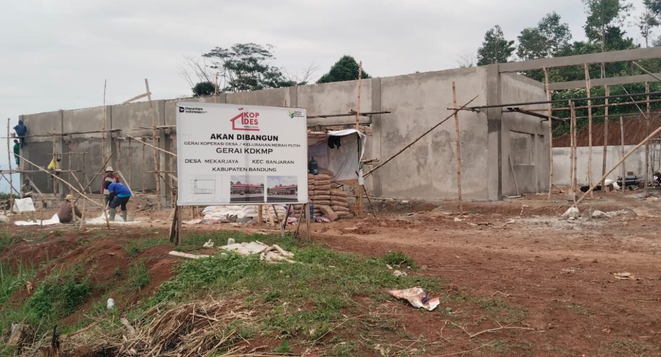 PROYEK GERAI KDKMP DI DESA MEKARJAYA JADI SOROTAN: TAK ADA KIP DAN LOKASI DI TANAH LABIL