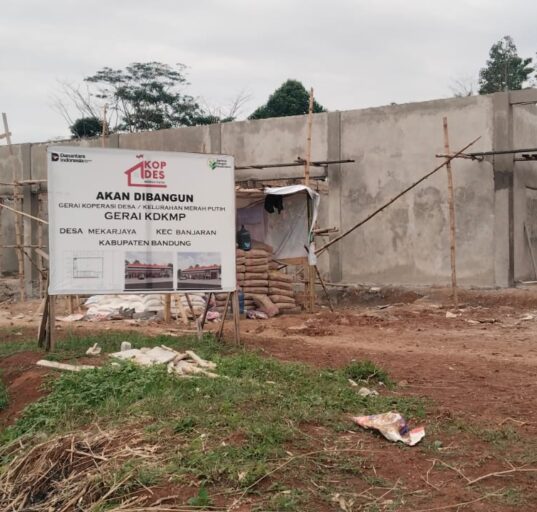 PROYEK GERAI KDKMP DI DESA MEKARJAYA JADI SOROTAN: TAK ADA KIP DAN LOKASI DI TANAH LABIL