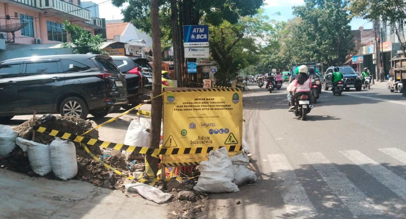 PEKERJAAN PENURUNAN KABEL FIBER OPTIK JALAN MUHAMMAD TOHA BANDUNG TERKESAN ACAK-ACAK DAN KUMUH