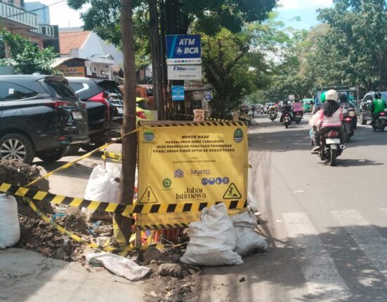 PEKERJAAN PENURUNAN KABEL FIBER OPTIK JALAN MUHAMMAD TOHA BANDUNG TERKESAN ACAK-ACAK DAN KUMUH