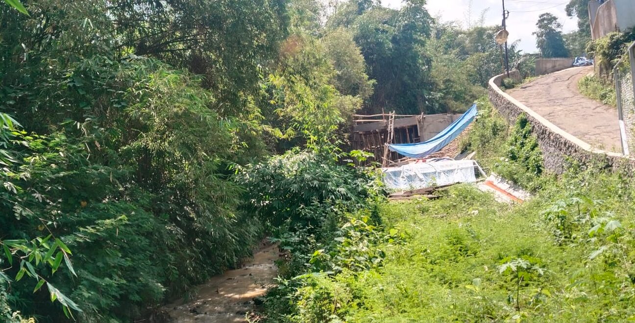 DIDUGA BANGUNAN RUMAH DI PINGGIR SUNGAI KP. WAREGU MELANGGAR PERATURAN, BERISIKAN BENCANA