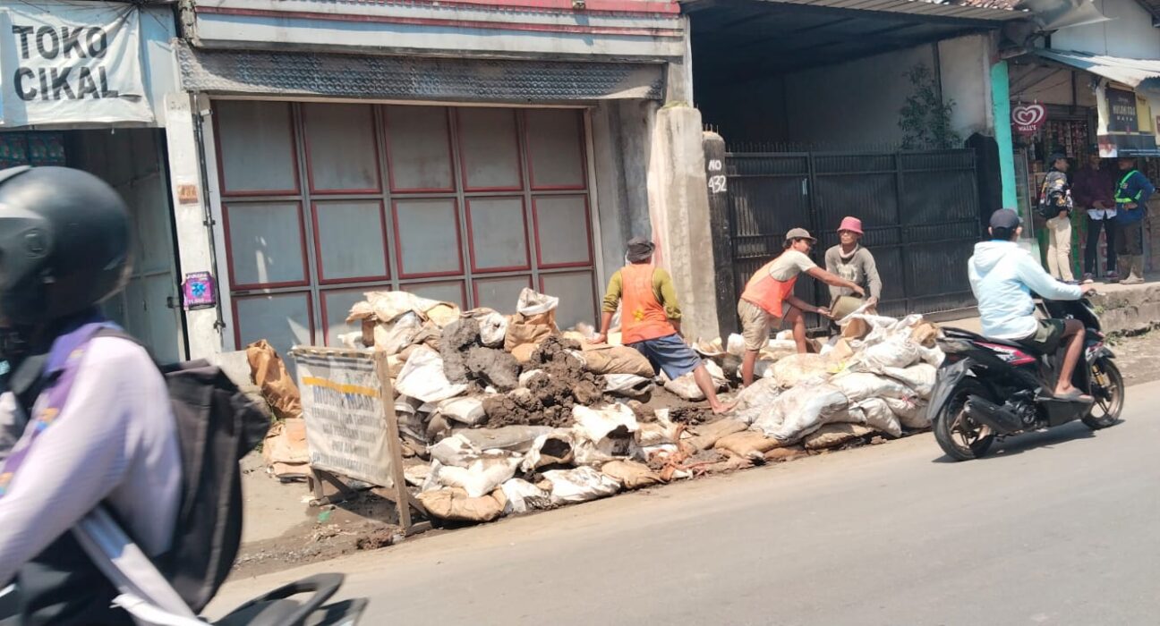 Publik Tuduh Pemasangan Pipa PDAM Sebabkan Kemacetan dan Kerusakan Jl. Laswi, Proyek Dinilai Kurang Transparan