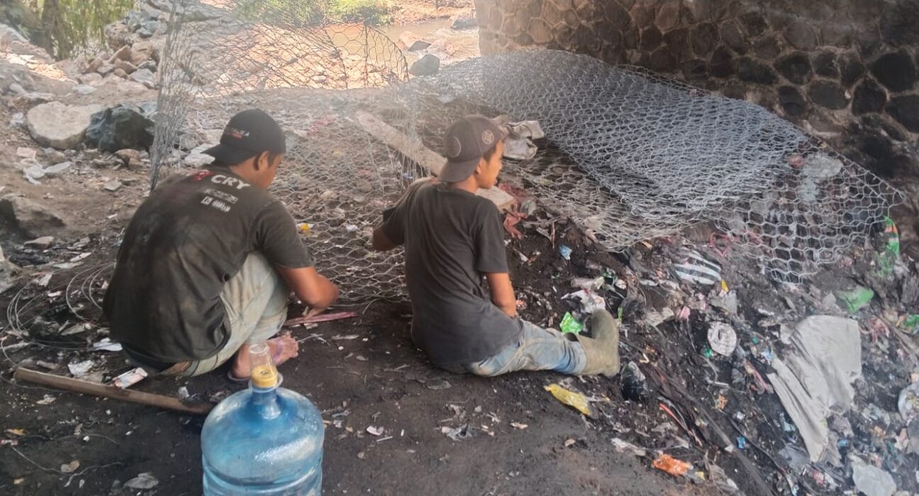 PROYEK PERBAIKAN DI BAWAH JEMBATAN CISONDARI TANPA IDENTITAS, PEKERJA TIDAK TAHU KONTRAKTOR