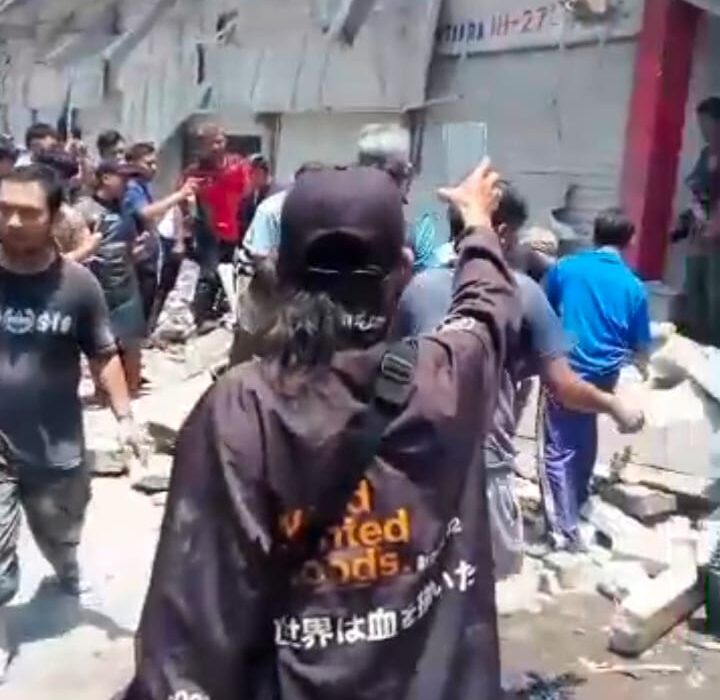 KANOPI BETON PASAR SEHAT SOREANG AMBRUK, 1 ORANG MENINGGAL DUNIA