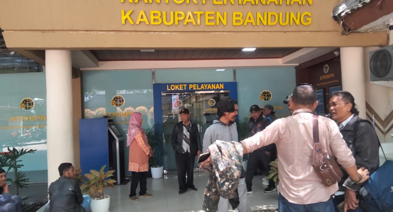 OKNUM SECURITY BPN KABUPATEN BANDUNG USIR WARTAWAN, BELAKANGNYA DIBAGIKAN UANG DALAM AMPLOP