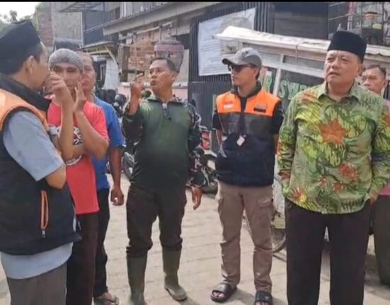 Momentum Lebaran, Kades Bojong Malaka Takziah ke Rumah Duka Anggota TNI di Perumahan BMI