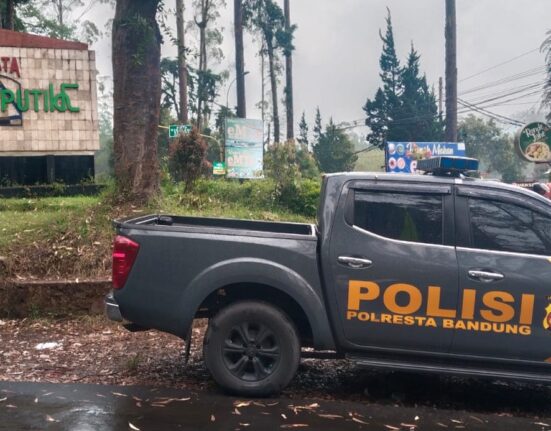 Kehadiran Aparat Keamanan Di Tengah Masyarakat Sebagai Wujud Komitmen Memberikan Perlindungan Dan Pelayanan Di Objek Wisata