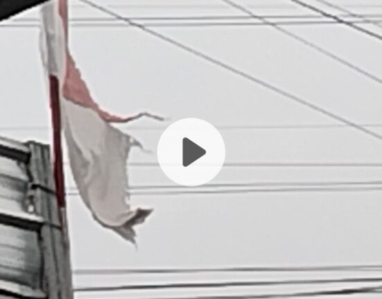 Miris! Bendera Merah Putih Sobek Dibiarkan Berkibar di SPPG dan Koperasi Sembilan Juli Sejahtera Kabupaten Bandung