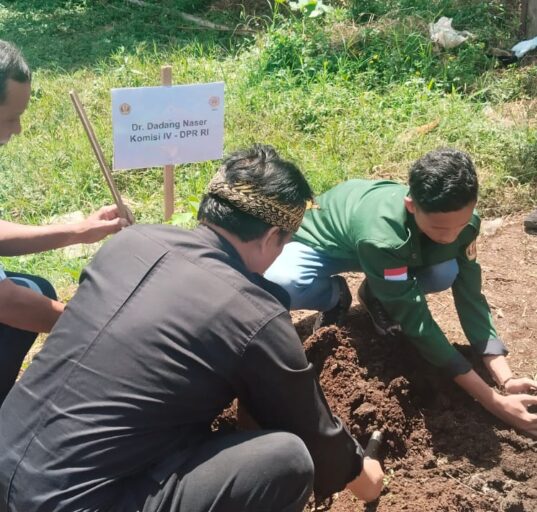 UNPAD Tanam 2.500 Pohon Sukun di Arjasari, Dorong Ketahanan Pangan dan Revitalisasi Lahan