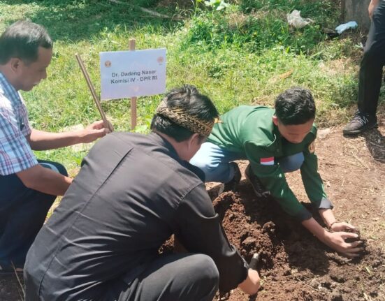 UNPAD Tanam 2.500 Pohon Sukun di Arjasari, Dorong Ketahanan Pangan dan Revitalisasi Lahan