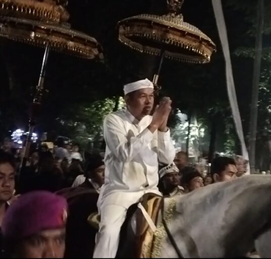 Kemeriahan Milangkala Tatar Sunda: Warga Jabar Antusias Sambut Gubernur dalam Kirab Budaya di Gedung Sate