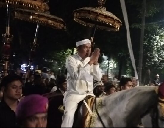 Kemeriahan Milangkala Tatar Sunda: Warga Jabar Antusias Sambut Gubernur dalam Kirab Budaya di Gedung Sate