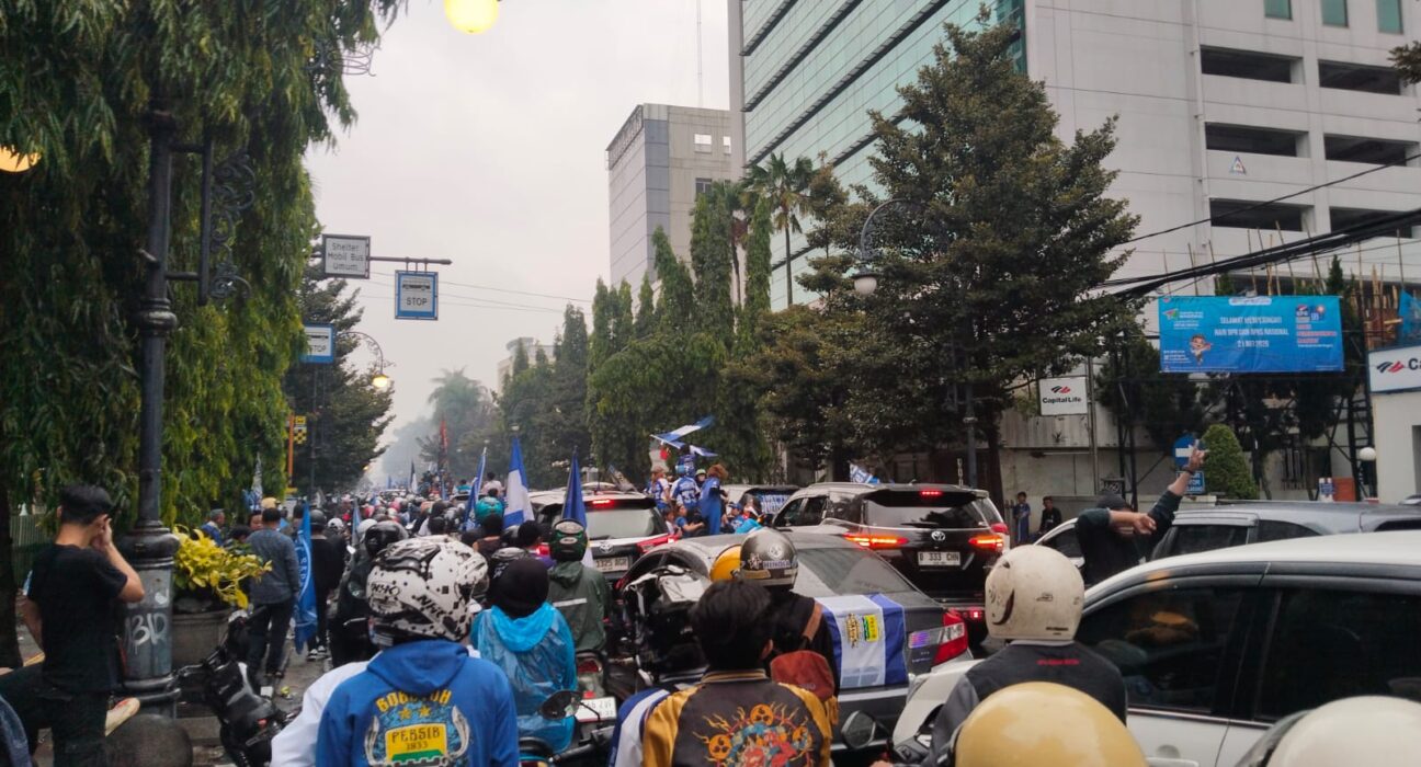 Kegembiraan Warga Jawa Barat Apresiasi Konvoi Akbar Persib Bandung yang Berjalan Kondusif