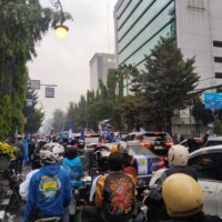 Kegembiraan Warga Jawa Barat Apresiasi Konvoi Akbar Persib Bandung yang Berjalan Kondusif