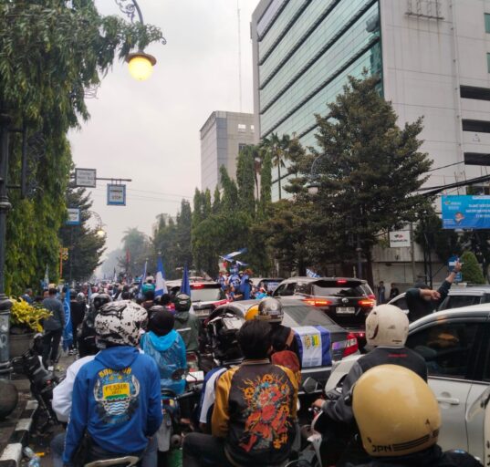 Kegembiraan Warga Jawa Barat Apresiasi Konvoi Akbar Persib Bandung yang Berjalan Kondusif