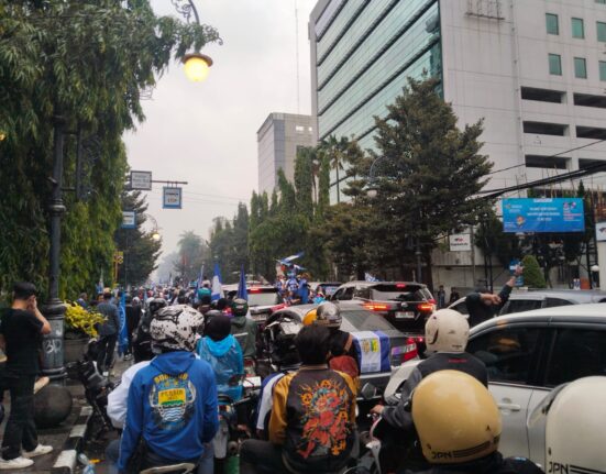 Kegembiraan Warga Jawa Barat Apresiasi Konvoi Akbar Persib Bandung yang Berjalan Kondusif