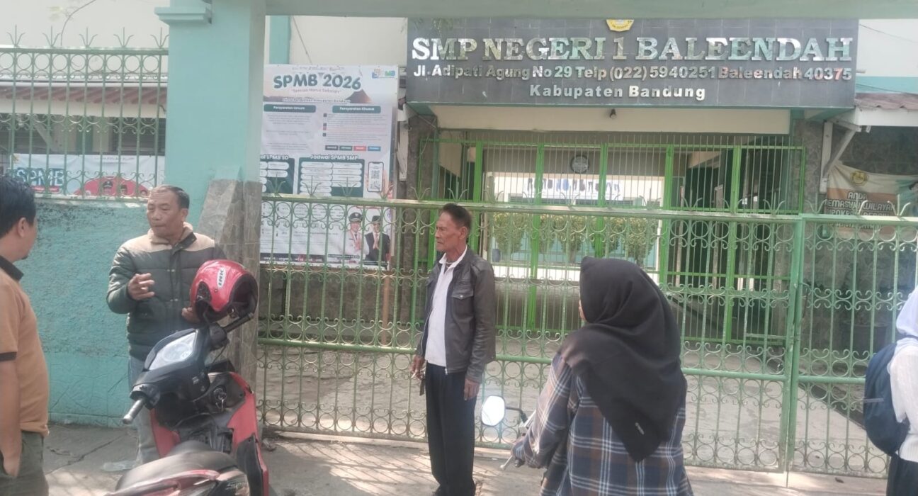 Gerbang SMPN 1 Baleendah Digembok saat Sistem PPDB Error, Orang Tua Calon Siswa Kecewa
