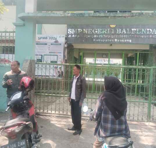 Gerbang SMPN 1 Baleendah Digembok saat Sistem PPDB Error, Orang Tua Calon Siswa Kecewa
