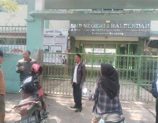 Gerbang SMPN 1 Baleendah Digembok saat Sistem PPDB Error, Orang Tua Calon Siswa Kecewa