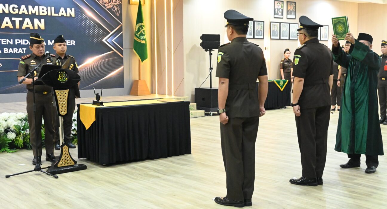 KAJATI JABAR LANTIK ASISTEN PEMULIHAN ASET DAN ASISTEN PIDANA MILITER PADA KEJAKSAAN TINGGI JAWA BARAT