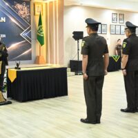 KAJATI JABAR LANTIK ASISTEN PEMULIHAN ASET DAN ASISTEN PIDANA MILITER PADA KEJAKSAAN TINGGI JAWA BARAT