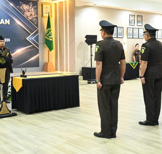 KAJATI JABAR LANTIK ASISTEN PEMULIHAN ASET DAN ASISTEN PIDANA MILITER PADA KEJAKSAAN TINGGI JAWA BARAT