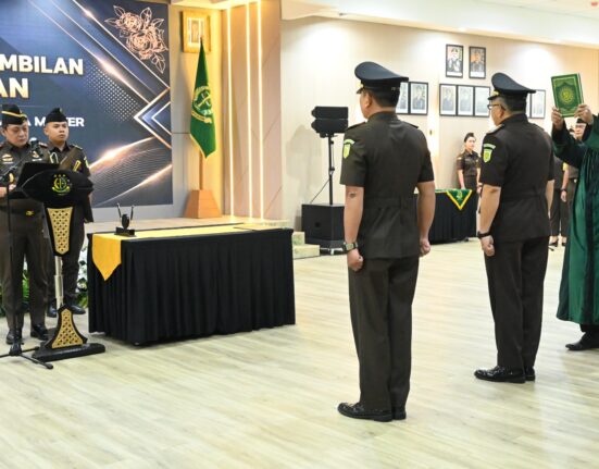KAJATI JABAR LANTIK ASISTEN PEMULIHAN ASET DAN ASISTEN PIDANA MILITER PADA KEJAKSAAN TINGGI JAWA BARAT