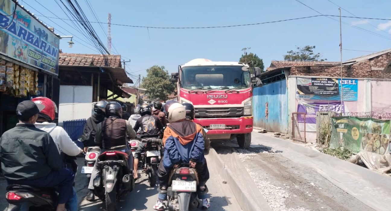 Diduga Proyek "Siluman", Pengerjaan Rabat Beton di Jalan Arjasari - Lebakwangi Disorot Publik