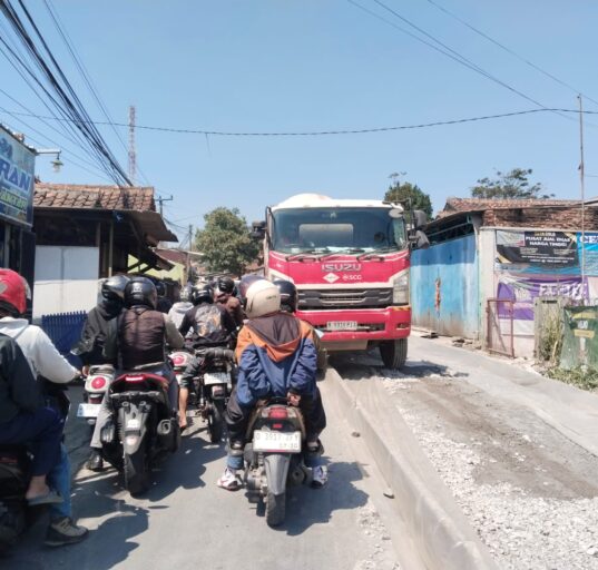 Diduga Proyek "Siluman", Pengerjaan Rabat Beton di Jalan Arjasari - Lebakwangi Disorot Publik