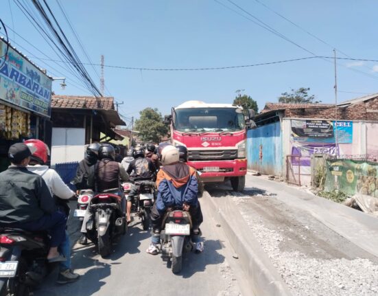 Diduga Proyek "Siluman", Pengerjaan Rabat Beton di Jalan Arjasari - Lebakwangi Disorot Publik