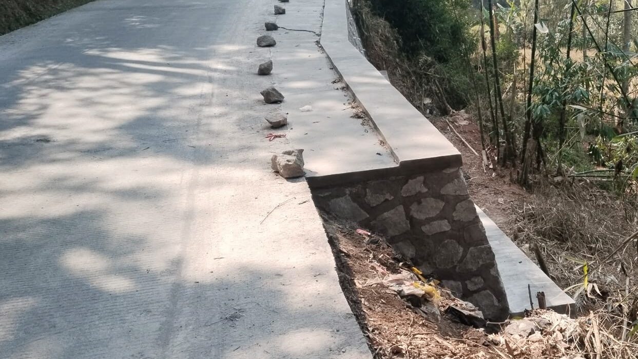 Pembangunan TPT di Jalan Legokkole Rawabogo Disorot Warga, Selesai Tanpa Papan Informasi Proyek