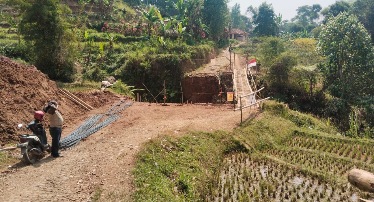 Proyek Perbaikan Jembatan Kp. Pamipiran Disorot Warga: Papan Informasi Tak Cantumkan PPK, Konsultan, dan Prosedur K3