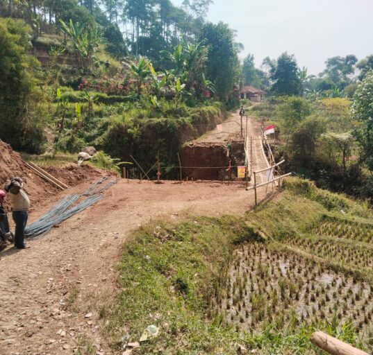 Proyek Perbaikan Jembatan Kp. Pamipiran Disorot Warga: Papan Informasi Tak Cantumkan PPK, Konsultan, dan Prosedur K3