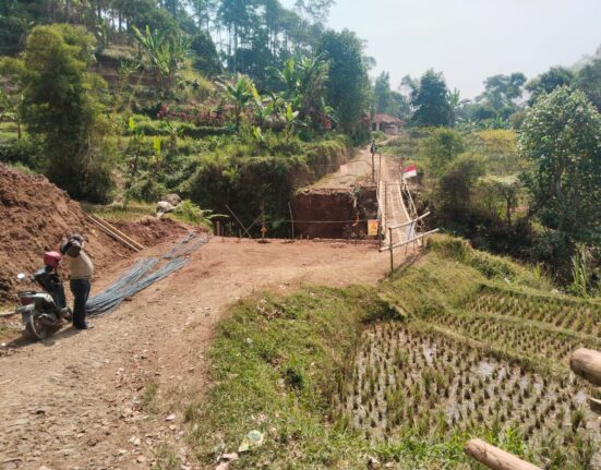 Proyek Perbaikan Jembatan Kp. Pamipiran Disorot Warga: Papan Informasi Tak Cantumkan PPK, Konsultan, dan Prosedur K3