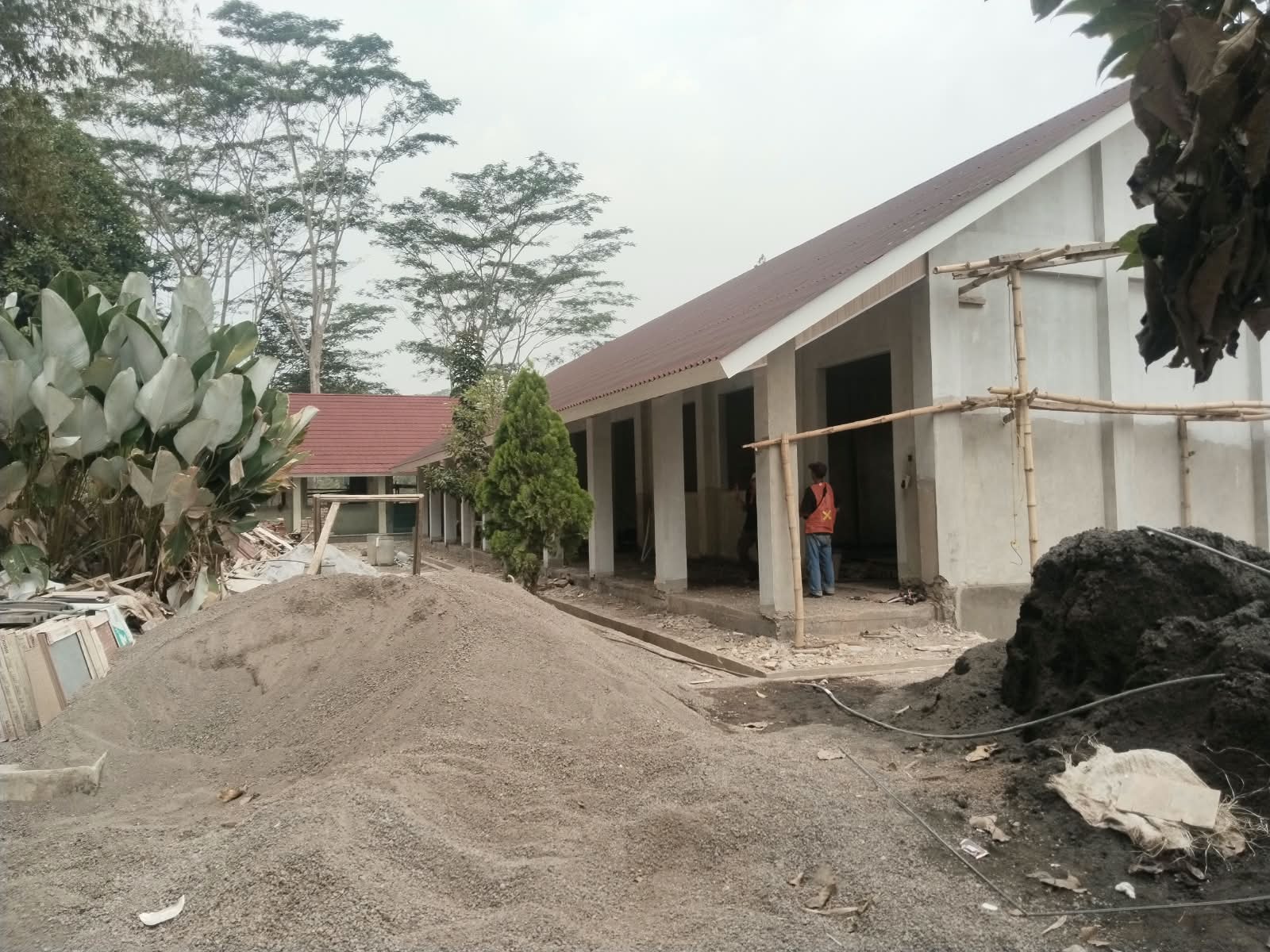 Revitalisasi SMP Yastrib Disorot Publik, Papan Informasi Proyek Tersembunyi