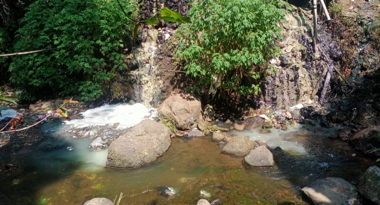 Resah Limbah Cair Dibuang ke Sungai, Warga Desa Panyocokan Keluhkan Pabrik Tahu di Ciwidey
