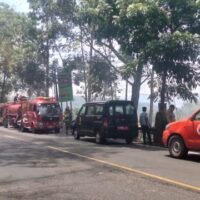 Damkar Kab. Bandung Sibuk, Kebakaran Lembah di Jalur Soreang–Ciwidey Diduga Akibat Ulah Oknum Tak Bertanggung Jawab