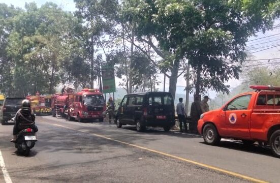 Damkar Kab. Bandung Sibuk, Kebakaran Lembah di Jalur Soreang–Ciwidey Diduga Akibat Ulah Oknum Tak Bertanggung Jawab